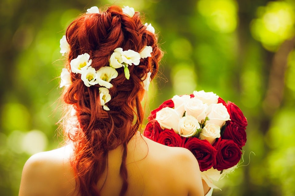 mariage réussi avec bouquet de roses rouges et blanches